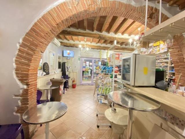 Locale Commerciale in vendita a Tonfano, Toscana