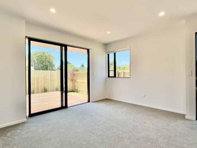 Townhouse for rent in Chaslands, Canterbury