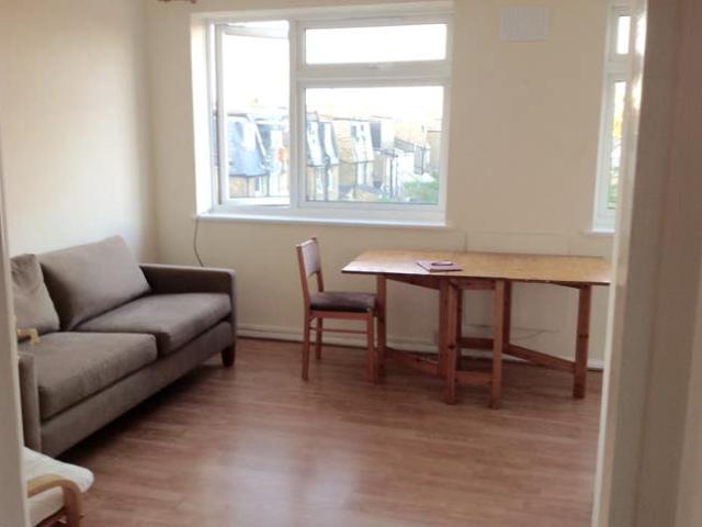 Apartment for rent in Summerstown, Greater London