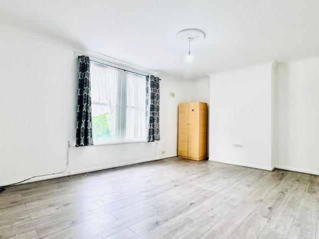 Apartment for rent in Plashet, Greater London