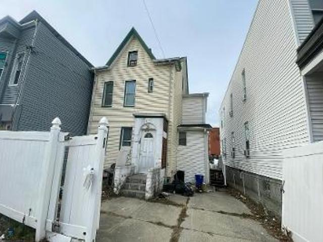 House for sale in The Bronx, Arverne