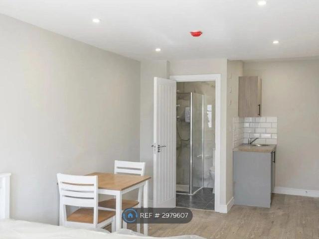 Studio for rent in Pachesham Park, Surrey