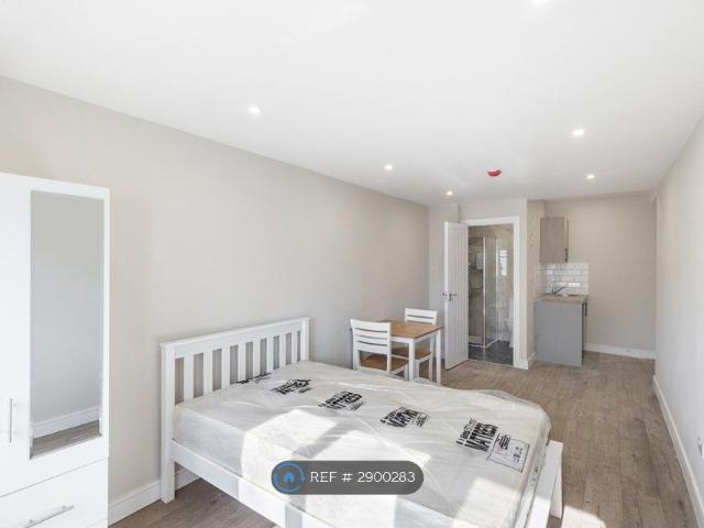 Studio for rent in Pachesham Park, Surrey