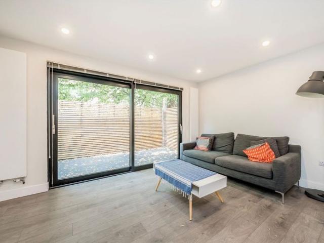 Townhouse for rent in Poplar Grove, Greater London
