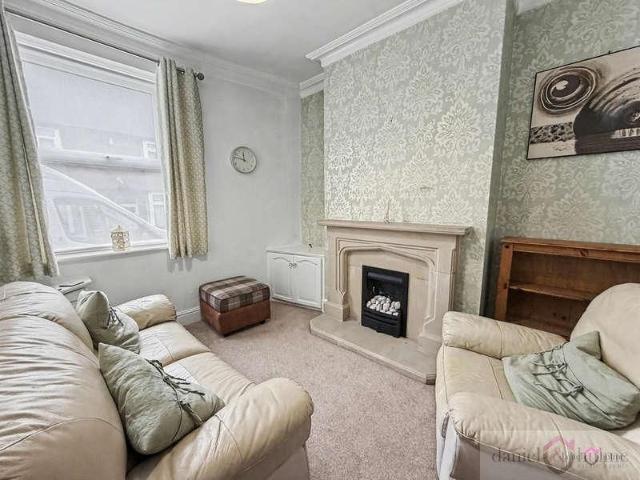 Townhouse for rent in Kingsley Moor, Staffordshire