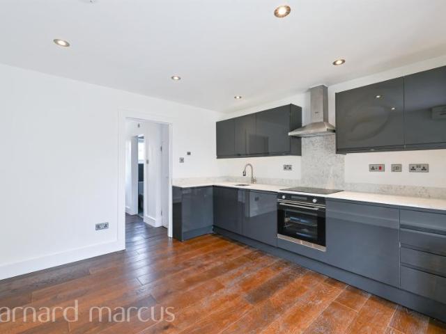 Maisonette for sale in London Borough of Hounslow, Hanworth