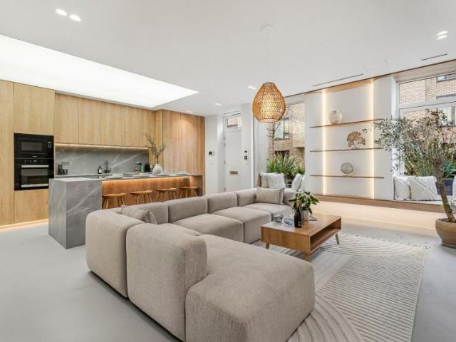Apartment for sale in Shepherd's Bush, Greater London