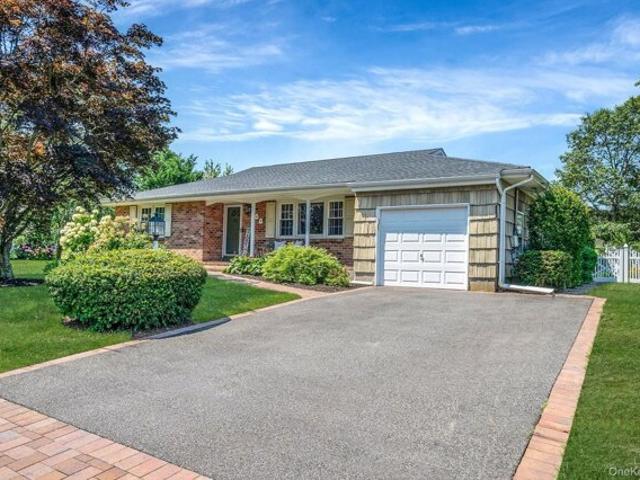 House for sale in Bayport