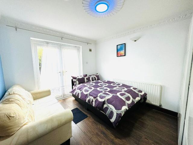 Room for rent in Poplar Grove, Greater London
