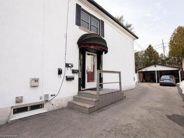 House for rent in Dundas