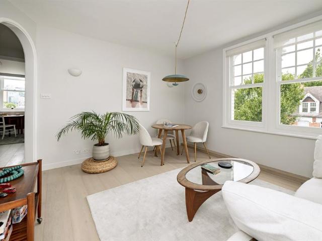 Apartment for rent in North Kensington, Greater London