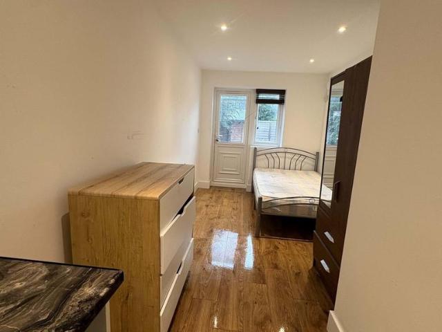 House for rent in Harmondsworth, Greater London