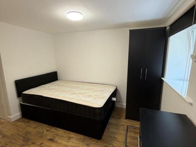Studio for rent in Huddersfield, Kirklees