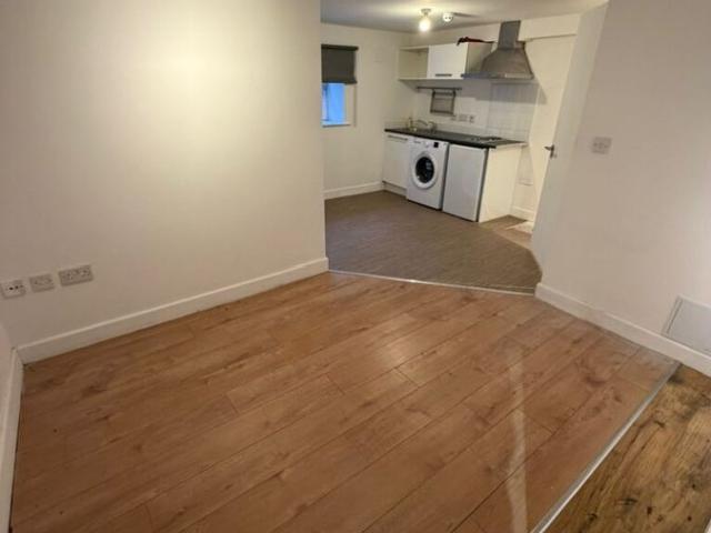Studio for rent in Highfields, Huddersfield