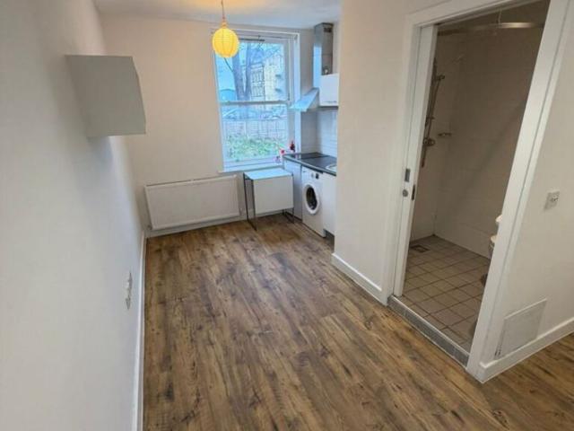 Studio for rent in Highfields, Huddersfield