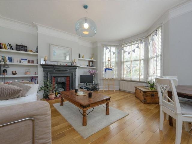 Apartment for rent in Brondesbury Park, Greater London