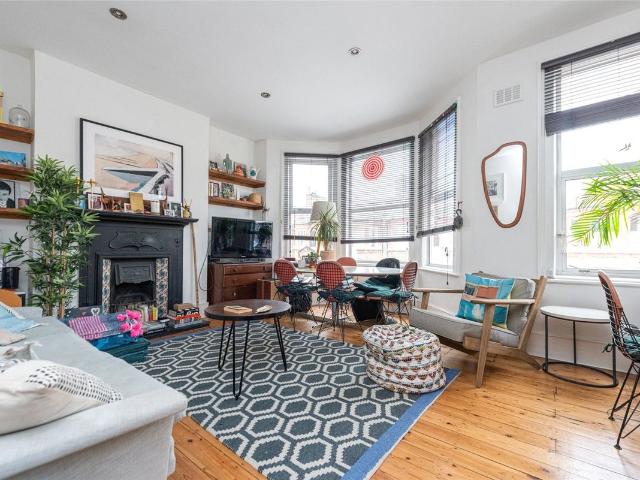 Apartment for rent in Brondesbury Park, Greater London