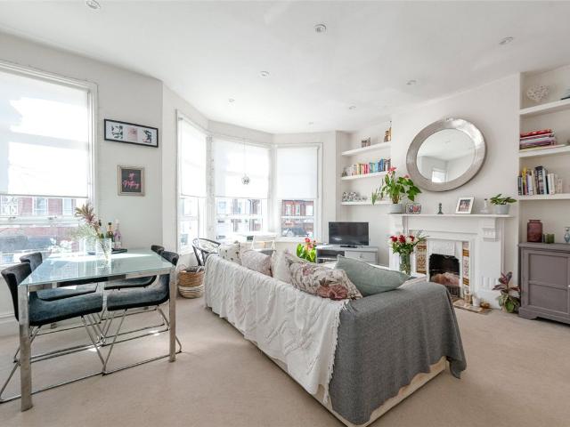 Apartment for rent in Brondesbury Park, Greater London