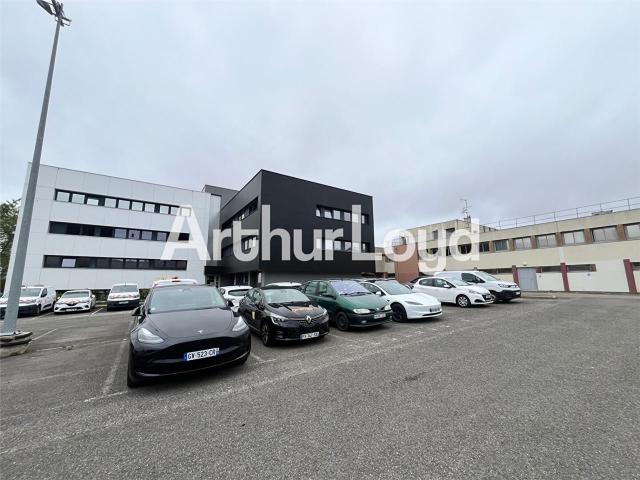 Local Commercial location à Carpiquet, Calvados