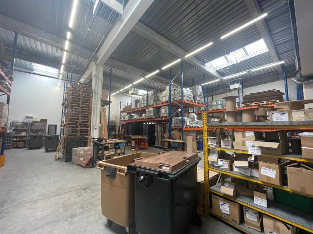 Local Commercial vente à Lisses, Essonne