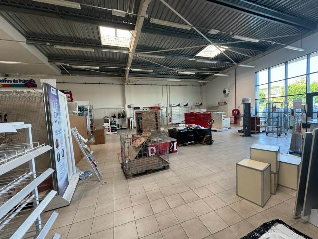 Local Commercial vente à Loches, Yzeures-sur-creuse
