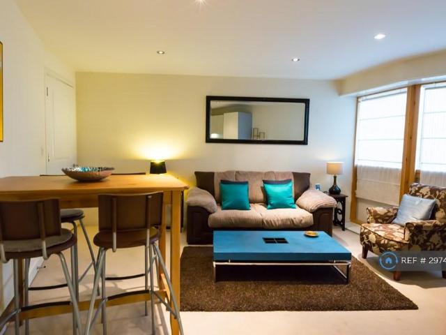Apartment for rent in London Borough of Merton, Collier's Wood