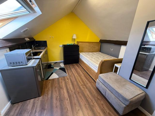 Room for rent in Little Heath, Greater London