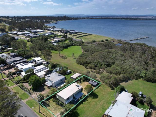 House for sale in Victoria