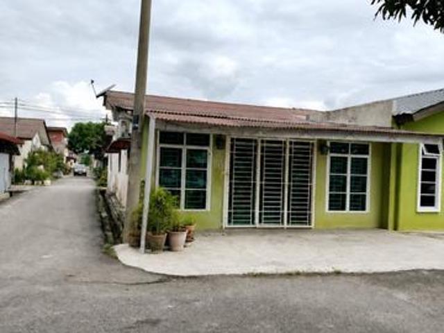 Terraced House for sale in Malaka