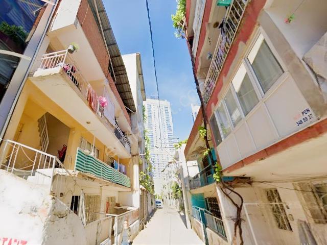 Adalet Mahallesi, Bayraklı içerisinde satılık Villa