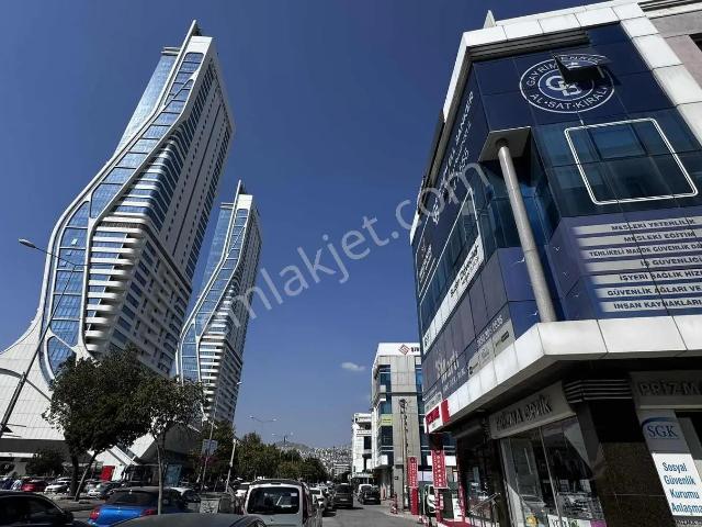 Bayrakli, İzmir içerisinde satılık Bina