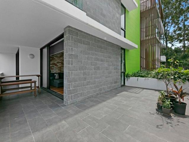 Apartment for sale in Ashmore City, Queensland