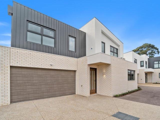 Townhouse for rent in Rosanna, Melbourne