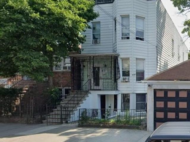 House for sale in The Bronx, Arverne