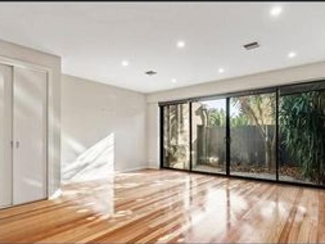 Townhouse for rent in Garden City, Melbourne