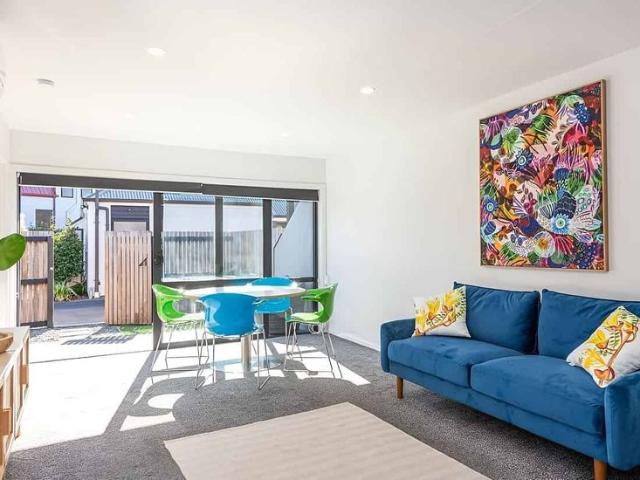 Townhouse for rent in Chaslands, Canterbury