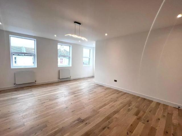 Apartment for rent in Roselands, Eastbourne