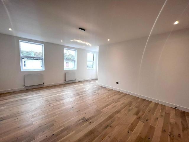 Apartment for rent in Roselands, Eastbourne