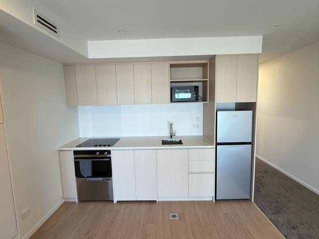 Townhouse for rent in Chaslands, Canterbury