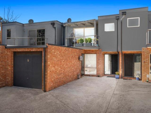 Townhouse for sale in Seaford, Melbourne