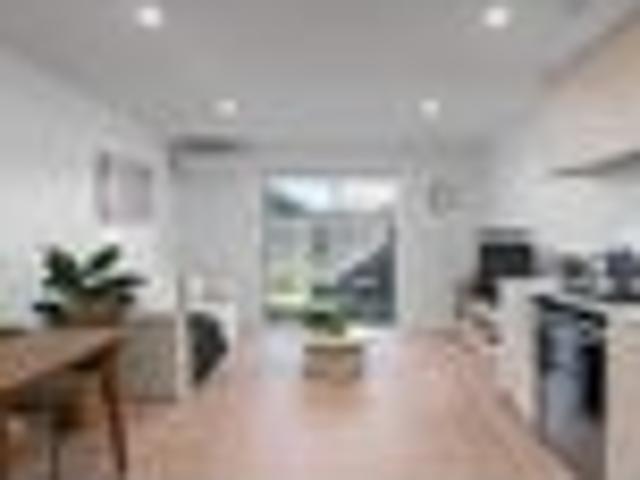 Townhouse for sale in Chaslands, Canterbury