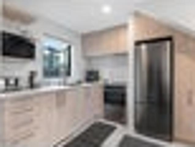 Townhouse for sale in Chaslands, Canterbury