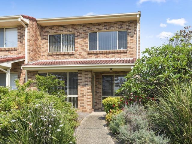 Townhouse for rent in Wollongong West, New South Wales