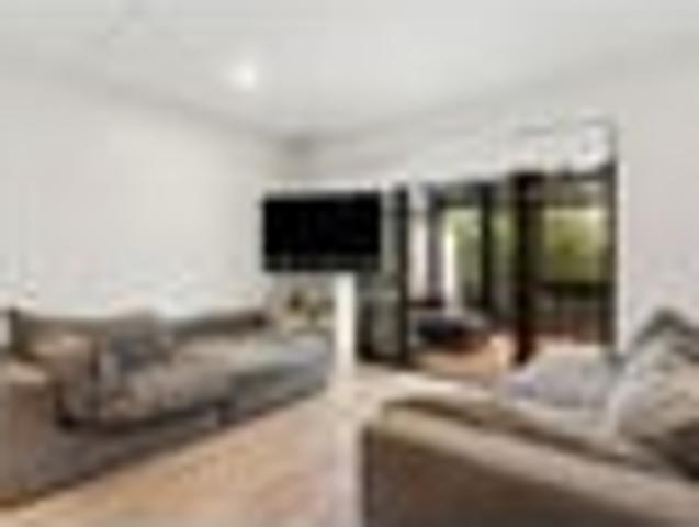 Townhouse for sale in Oratia