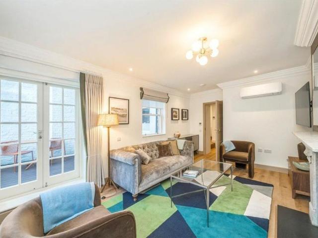 House for rent in Chelsea, Cat Hill