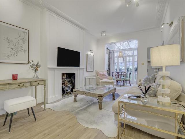 Apartment for rent in Brompton, Greater London