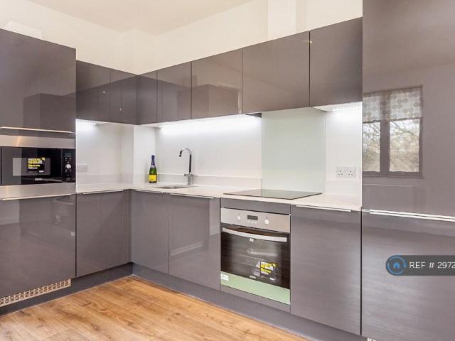 House for rent in Row Town, Surrey