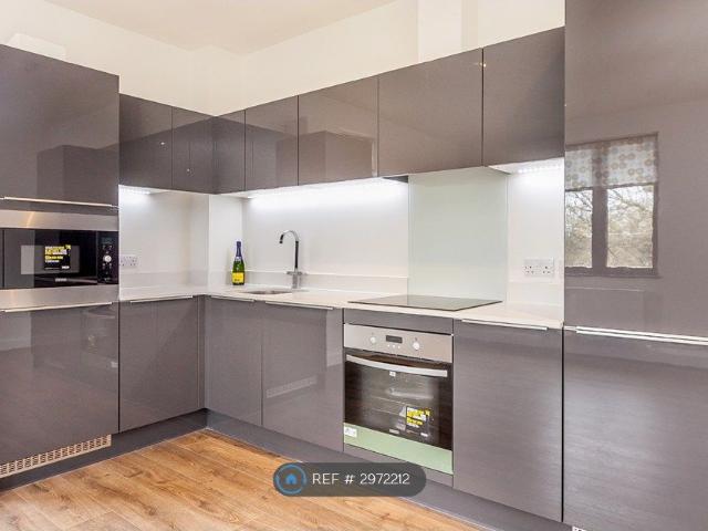 House for rent in Row Town, Surrey
