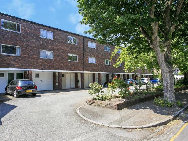 House for rent in London Borough of Ealing, Greater London