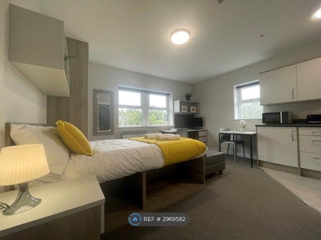 Studio for rent in Dalton, Almondbury